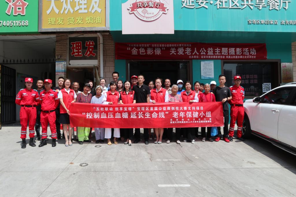 我院山丹丹青年志愿者服務隊走進鳳凰山街道北關街社區開展高血壓專項防控活動