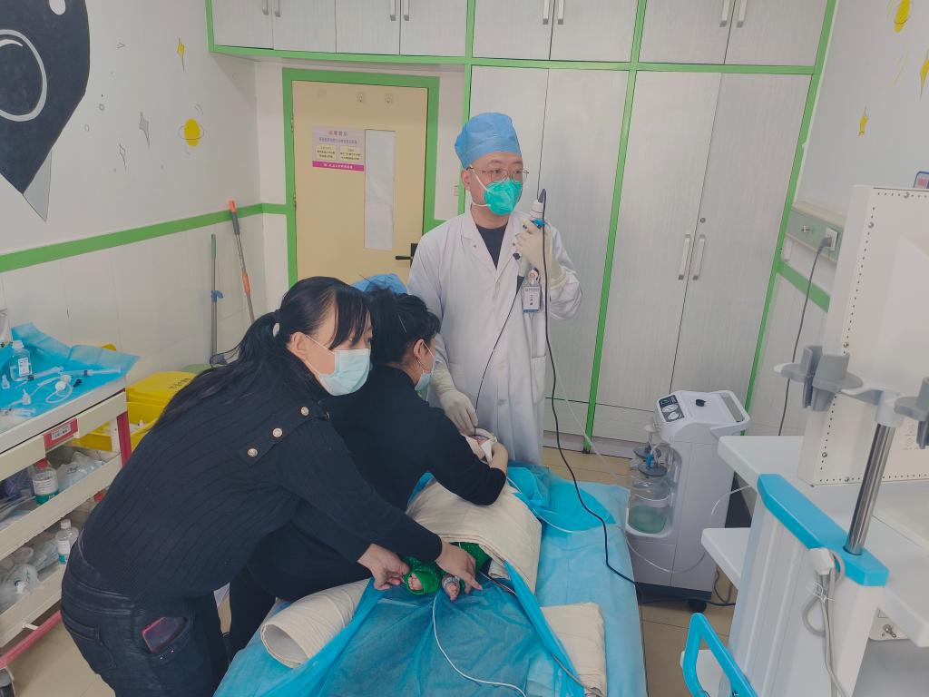 積極開展新業務  竭力為患兒解除疾困——兒科一病區支氣管鏡技術水平再提升