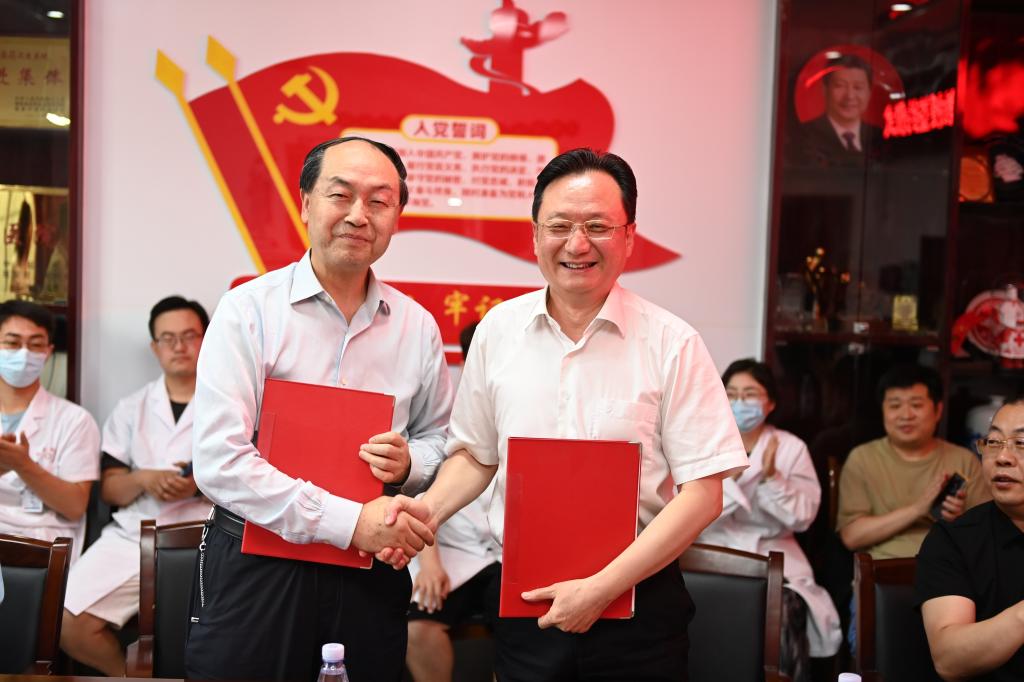我院舉行柔性引進(jìn)施秉銀教授簽約儀式