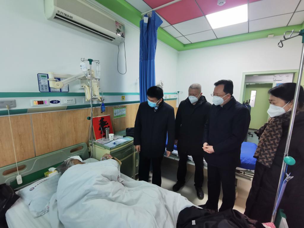 我院迎新春慰問老干部
