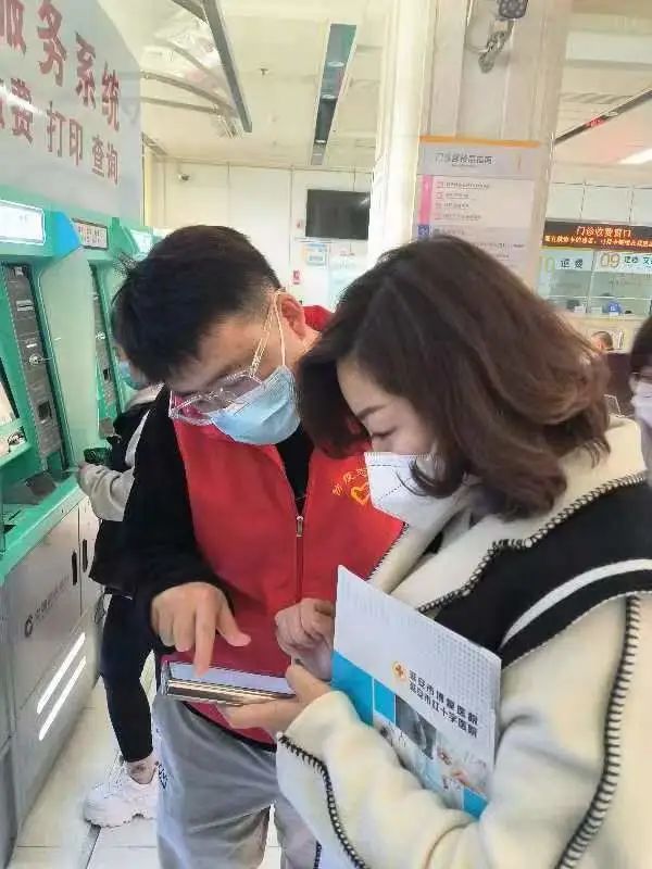 醫院里的紅色風景線——我院門診志愿者服務工作側記