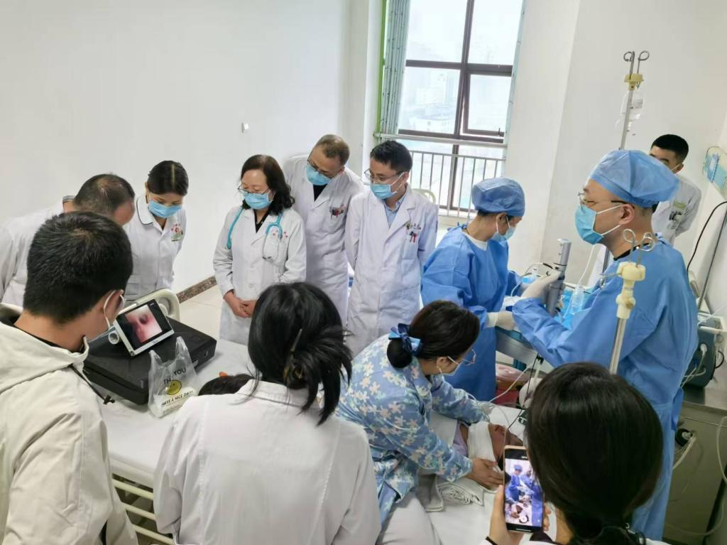 百里幫扶送溫暖  小小鏡子顯身手——我院兒科呼吸支氣管鏡團隊下基層