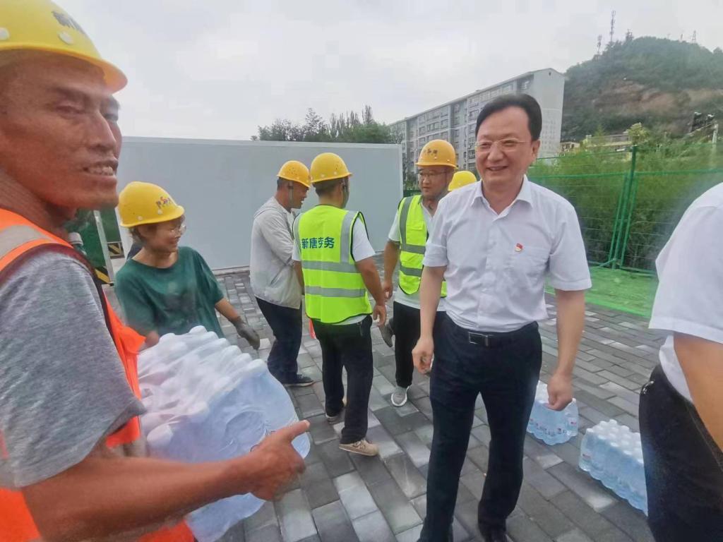 白茫茫院長一行慰問婦女兒童分院項目建設一線工人
