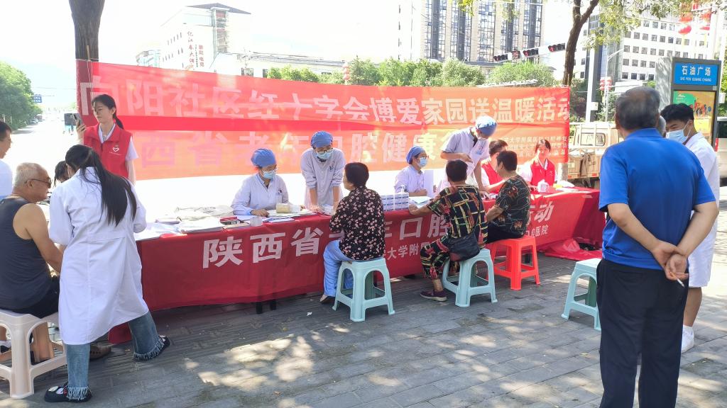 院團委組織醫務人員走進寶塔區橋溝街道向陽社區石油廣場開展義診宣講活動