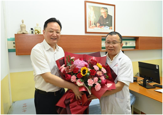 教師節之際，我院領導慰問了“全國援外醫療工作先進個人”鐘紅平同志