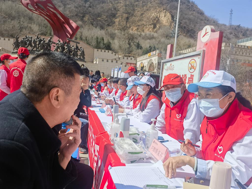 院團委組織青年志愿者前往延安市寶塔區鳳凰廣場開展義診活動