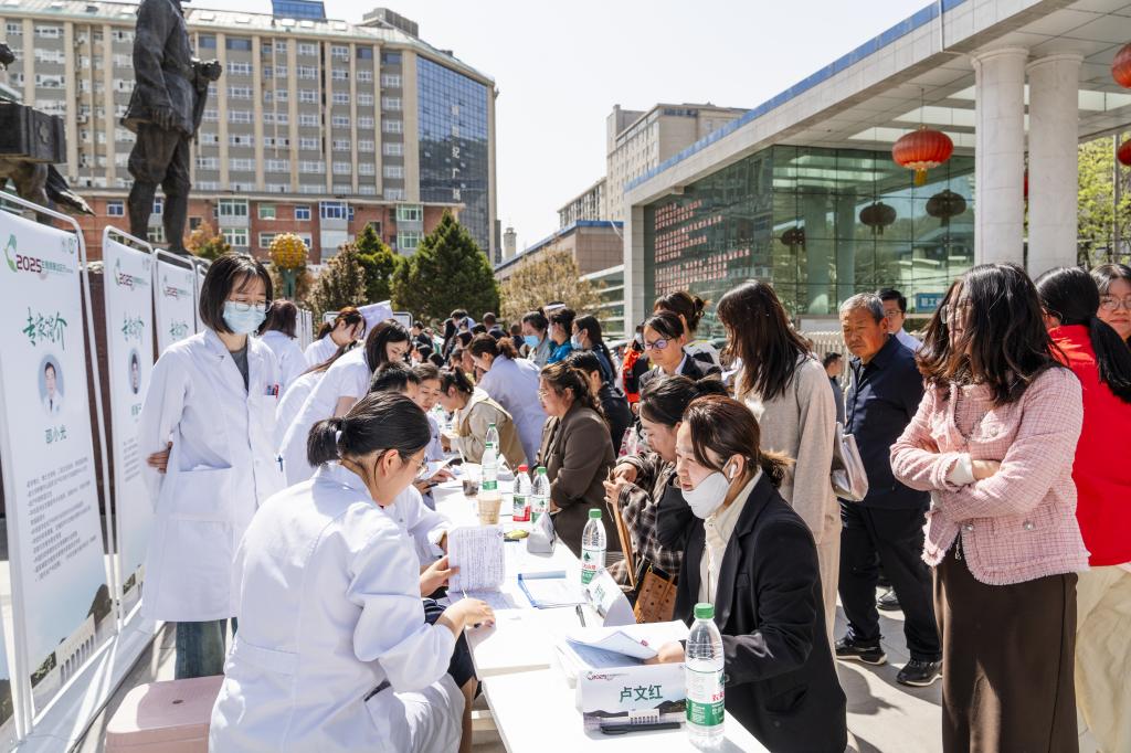 中華醫學會生殖醫學分會“生殖健康邊區行——延安站”大型公益活動在我院舉行