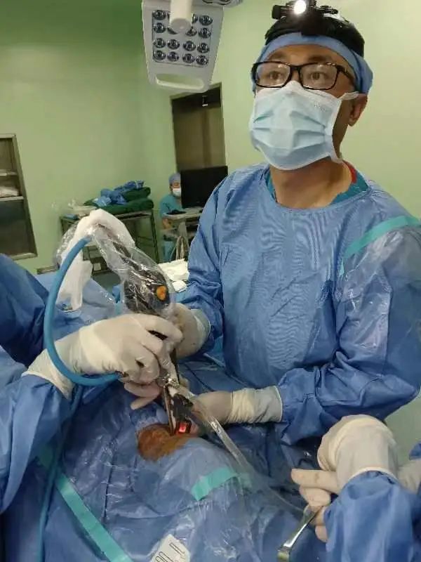 我院脊柱外科雙鏡合璧專治“不走尋常路”的椎間盤突出
