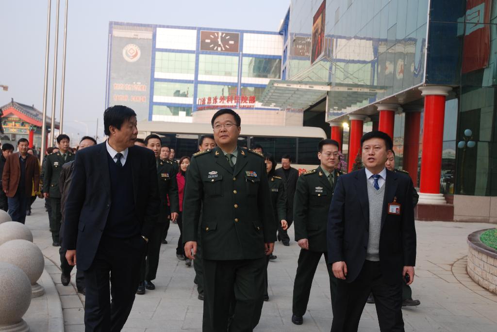 第四軍醫大學唐都醫院張永生院長一行20名專家教授來東關分院檢查指導工作