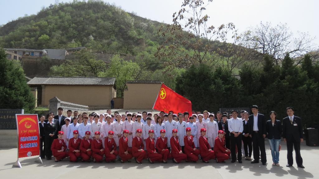 院團委組織團員青年舉行“弘揚白求恩精神  為人民健康服務”主題團日活動