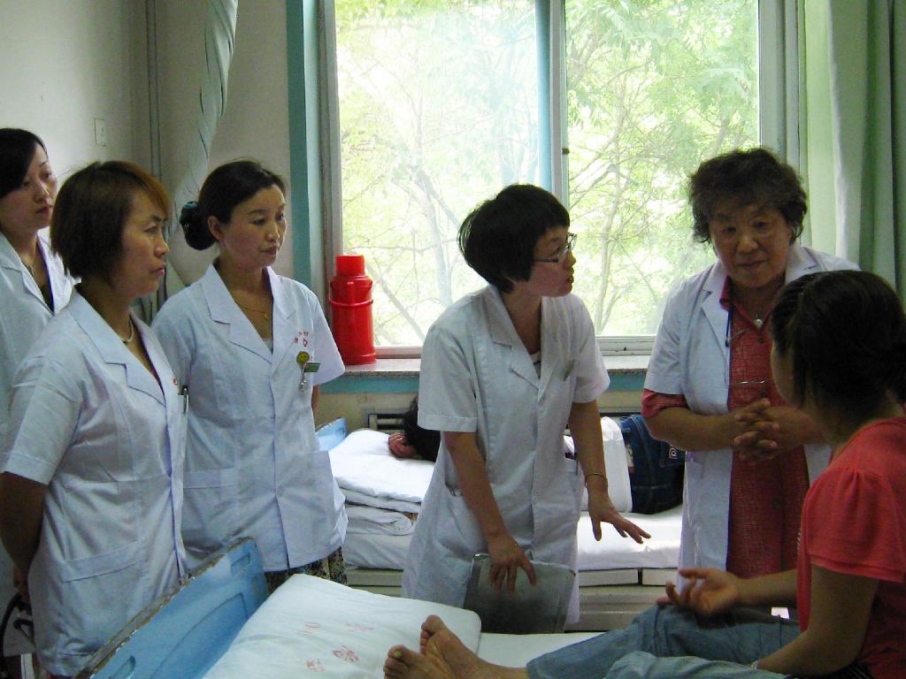 中華醫學會副會長王海燕教授來我院腎內科進行學術交流