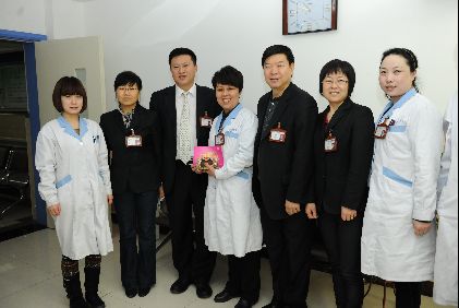 片片賀卡送真情 滴滴關懷暖人心