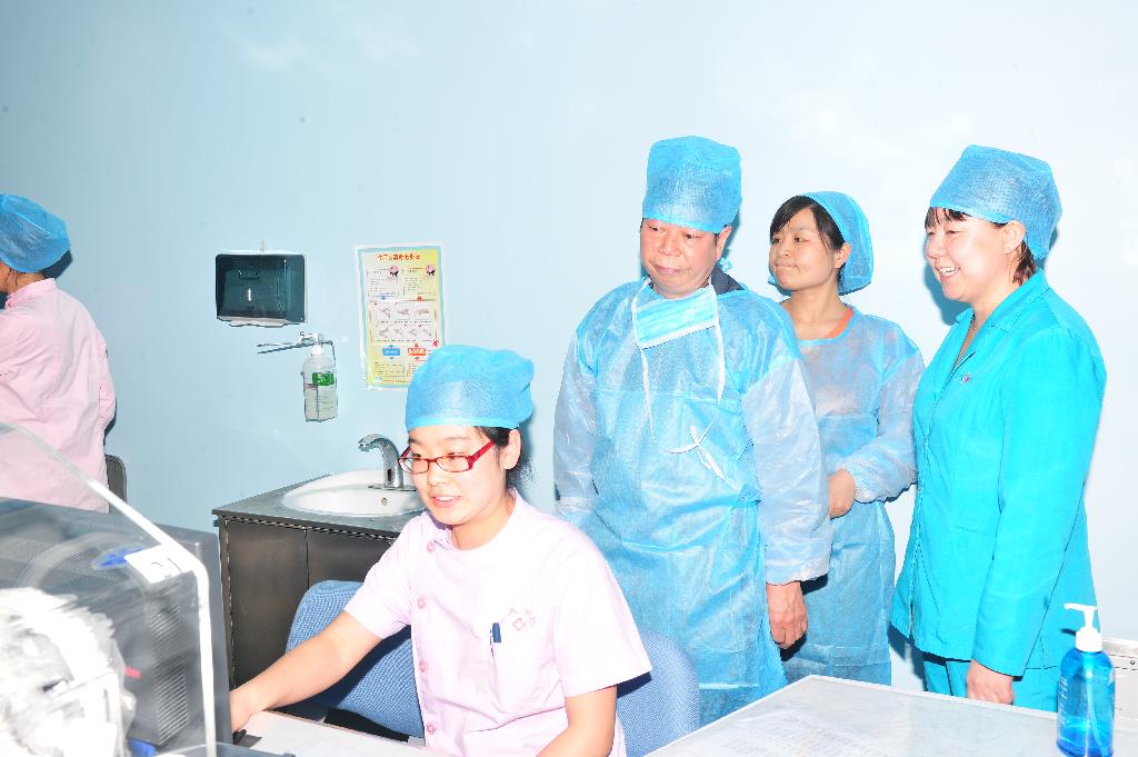 陜西省新生兒學(xué)會(huì)委員、省婦幼保健院新生兒科李占魁主任一行5人新生兒專家來我院學(xué)術(shù)交流