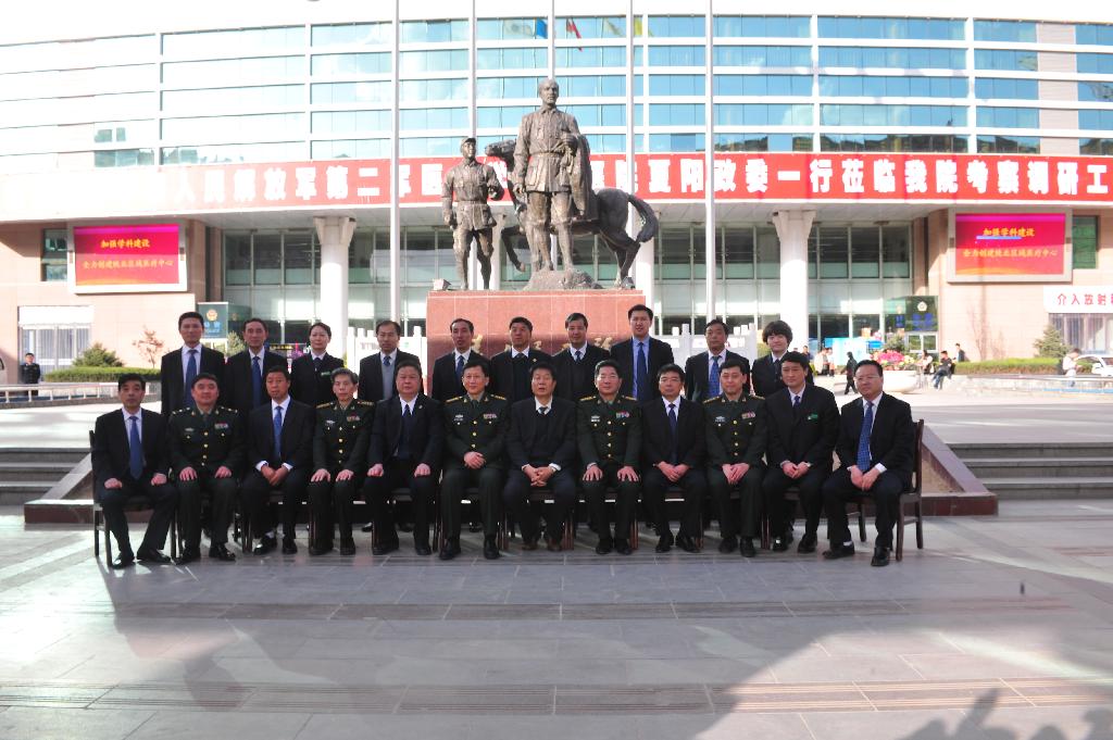 解放軍第二軍醫(yī)大學(xué)長(zhǎng)海醫(yī)院夏陽(yáng)政委一行來(lái)我院考察調(diào)研工作
