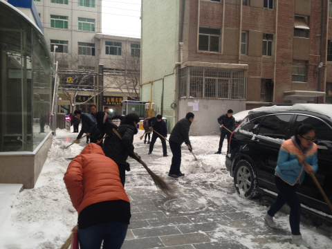 瑞雪迎春   掃雪先行
