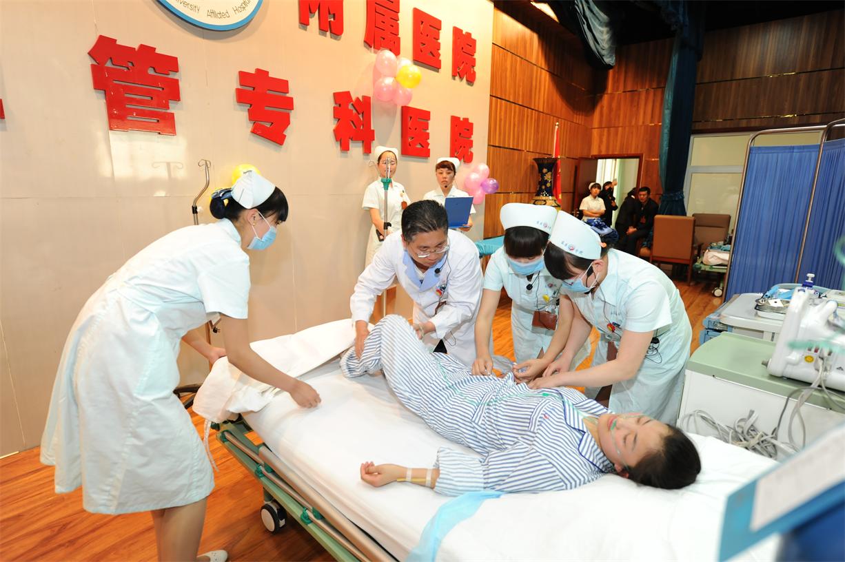 東關(guān)分院舉辦“護(hù)士應(yīng)急情景模擬暨護(hù)理規(guī)范化晨交班”展示活動