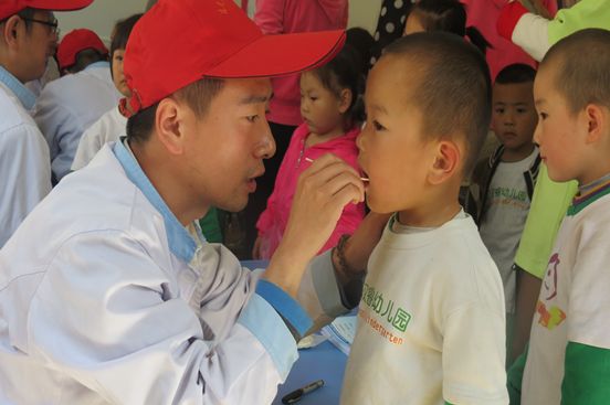 院團委組織青年志愿者醫療服務隊赴寶塔區雙睿幼兒園開展義診活動